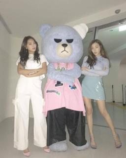 Tiffany Hwang feet photo thumbnail