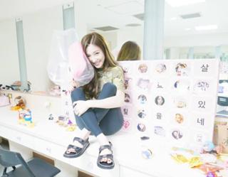 Tiffany Hwang feet photo thumbnail