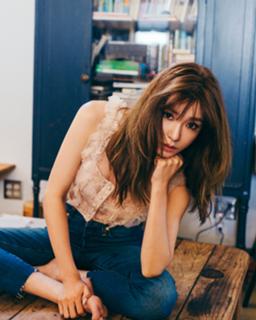 Tiffany Hwang feet photo thumbnail