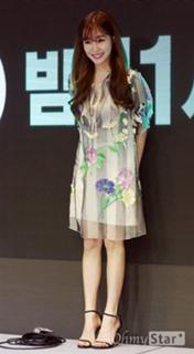 Tiffany Hwang feet photo thumbnail