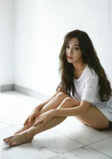 Tiffany Hwang feet photo thumbnail