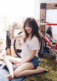 Tiffany Hwang feet photo thumbnail