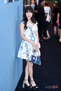 Tiffany Hwang feet photo thumbnail