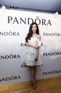 Tiffany Hwang feet photo thumbnail