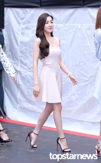 Tiffany Hwang feet photo thumbnail