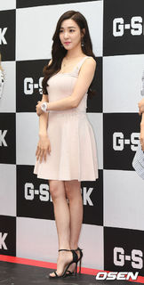 Tiffany Hwang feet photo thumbnail