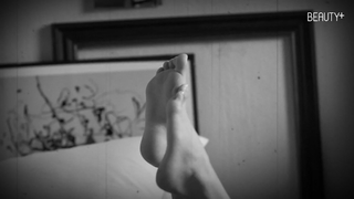 Tiffany Hwang feet photo thumbnail