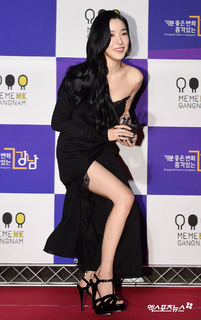 Tiffany Hwang feet photo thumbnail