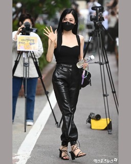 Tiffany Hwang feet photo thumbnail