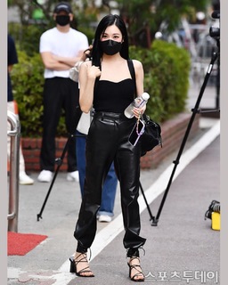 Tiffany Hwang feet photo thumbnail