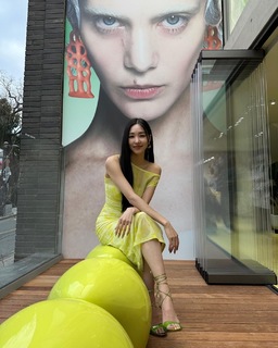 Tiffany Hwang feet photo thumbnail