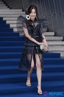 Tiffany Hwang feet photo thumbnail