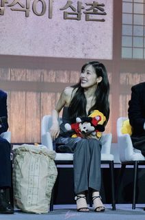 Tiffany Hwang feet photo thumbnail