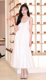 Tiffany Hwang feet photo thumbnail