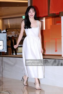 Tiffany Hwang feet photo thumbnail