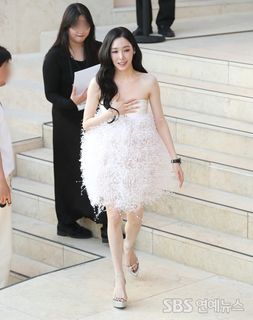Tiffany Hwang feet photo 2