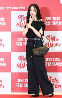 Tiffany Hwang feet photo 2
