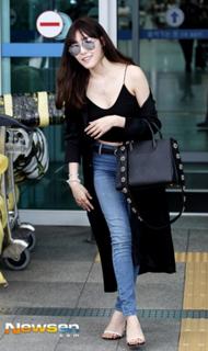 Tiffany Young feet photo 4