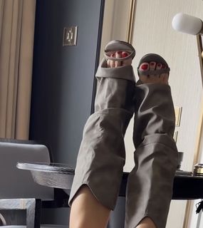 Tigerlily feet photo 3