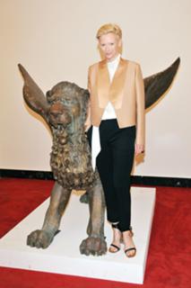 Tilda Swinton feet photo thumbnail