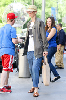 Tilda Swinton feet photo thumbnail