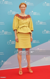 Tilda Swinton feet photo thumbnail