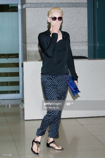 Tilda Swinton feet photo thumbnail