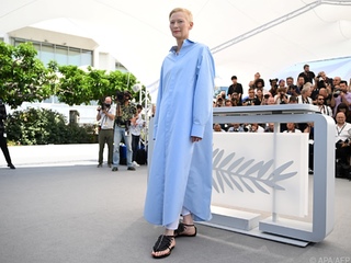 Tilda Swinton feet photo thumbnail