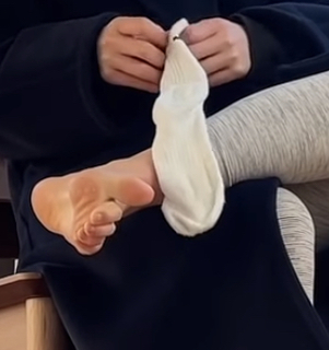 Tina Choi feet photo 2