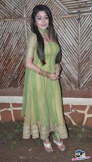 Tina Datta feet photo thumbnail