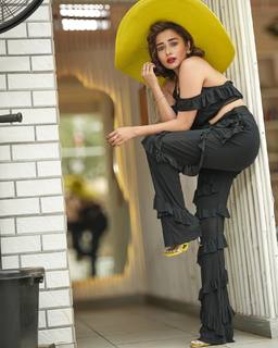 Tina Datta feet photo thumbnail