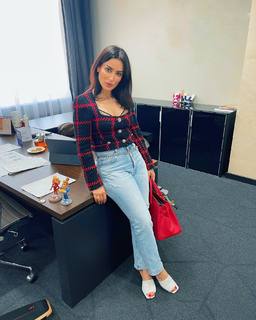 Tina Kandelaki feet photo thumbnail