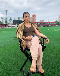 Tina Kandelaki feet photo thumbnail