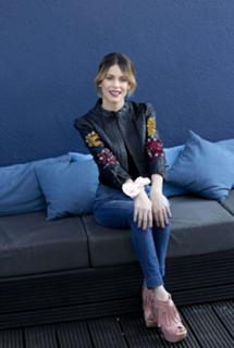 Tini Stoessel feet photo thumbnail