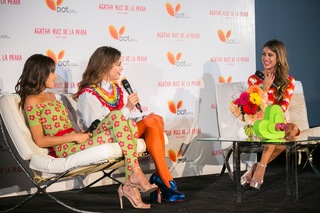 Tini Stoessel feet photo thumbnail