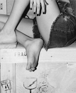 Tini Stoessel feet photo thumbnail