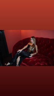 Tini Stoessel feet photo thumbnail
