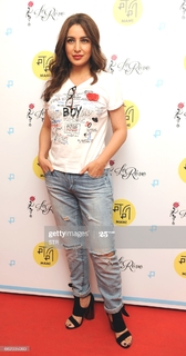 Tisca Chopra feet photo thumbnail