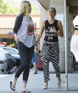 Tish Cyrus feet photo 6