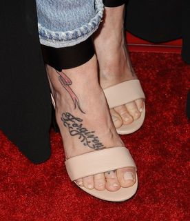 Tish Cyrus feet photo 10