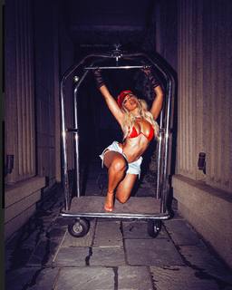 Tommie Lee feet photo 2