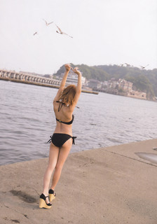 Tomomi Itano feet photo 5
