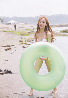 Tomomi Itano feet photo 3