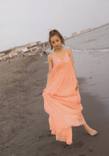 Tomomi Itano feet photo 2