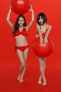 Tomomi Itano feet photo 2