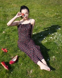 Tomomi Itano feet photo 14