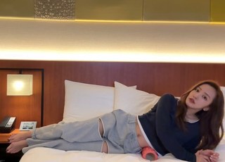 Tomomi Itano feet photo 8