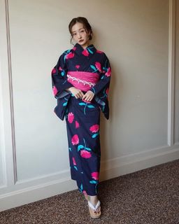 Tomomi Itano feet photo 7