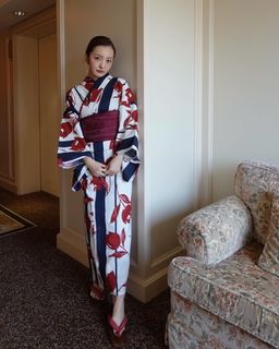 Tomomi Itano feet photo 6