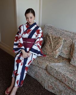 Tomomi Itano feet photo 5